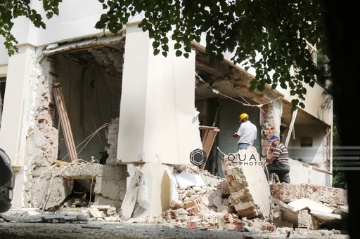 ISU Iaşi: Intervenţia pentru stingerea incendiului la blocul unde a avut loc explozia, îngreunată de prăbuşirea planşeului şi de fum
