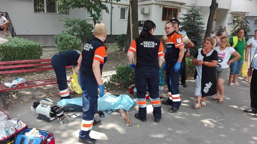 Un bărbat a murit pe o stradă din Vaslui din cauza caniculei; un echipaj medical a încercat o oră să-l resusciteze sub privirile trecătorilor