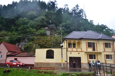 Sibiu: O a doua gospodărie a fost evacuată în localitatea Tilişca, după ce încă o stâncă s-a desprins de pe versant