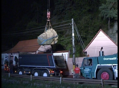 Sibiu: Stâncile desprinse de pe versant, care riscau să cadă pe două case şi pe un drum judeţean, au fost înlăturate