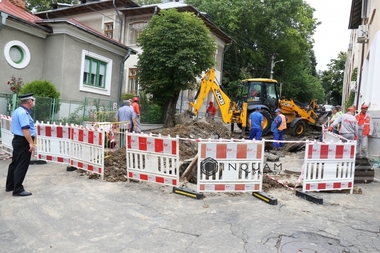 Specialişti ai INSEMEX Petroşani vor face măsurători în zona blocului unde s-a produs explozia soldată cu doi morţi şi 11 răniţi