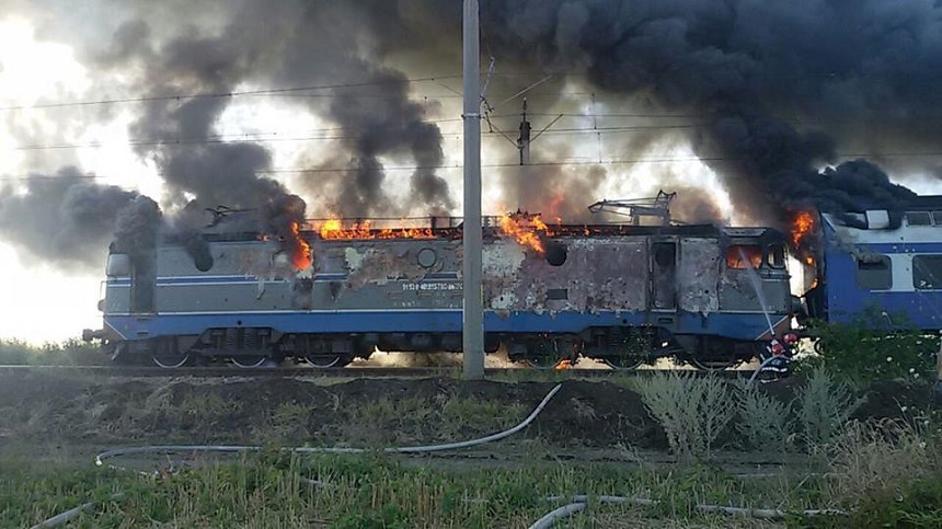 Incendiul izbucnit la locomotiva unui tren pe ruta Mărăşeşti-Buzău a fost stins după aproape două ore - FOTO/ VIDEO