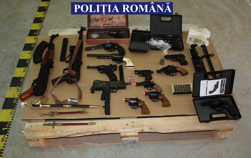 Peste 20 de arme letale şi o mie de cartuşe deţinute ilegal au fost confiscate de poliţişti - foto