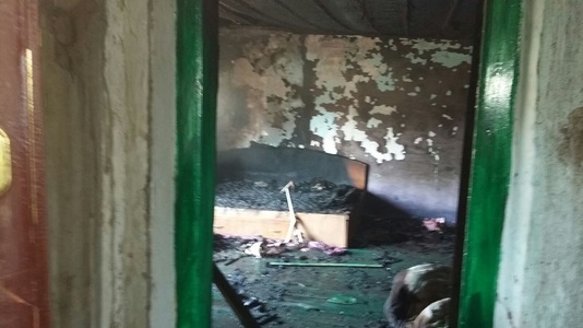 Copil de aproximativ trei ani, lăsat singur în casă de părinţi, găsit carbonizat în urma unui incendiu izbucnit în Hârşova