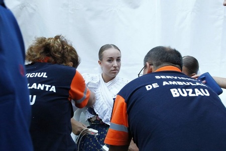 Buzău: Incidente la un festival de dansuri tradiţionale - o participantă şi un spectator, la spital după ce li s-a făcut rău