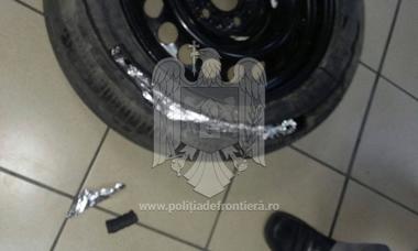 Iaşi: Cei doi bărbaţi prinşi de un câine poliţist când încercau să intre în ţară cu 1,3 kilograme de droguri, arestaţi
