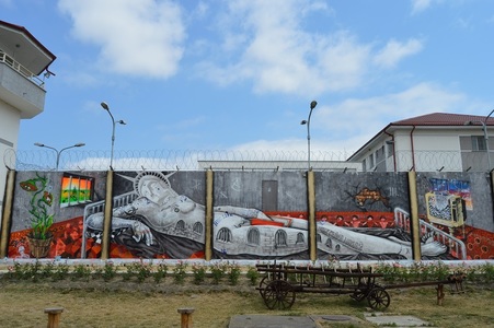 Ziduri şi porţi din Penitenciarul Vaslui, pictaţi de 64 de artişti şi deţinuţi; lucrările au fost vizitate de peste 120 de persoane - FOTO