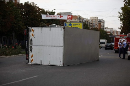 Trafic dificil în centrul Buzăului, din cauza unui camion răsturnat, al cărui şofer era în stare avansată de ebrietate - FOTO