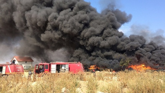 Constanţa: Incendiu la un depozit de vopseluri şi materiale plastice; pompierii intervin pentru stingerea focului
