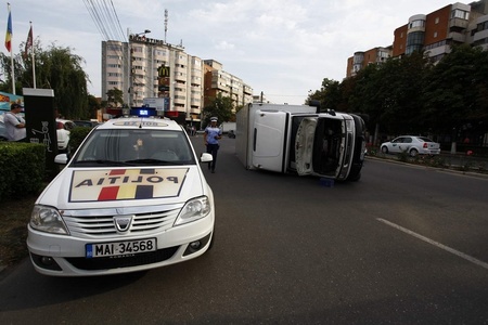 Buzău: Şoferul care s-a răsturnat cu camioneta în centrul oraşului, arestat; bărbatul avea o alcoolemie de 2,05 la mie
