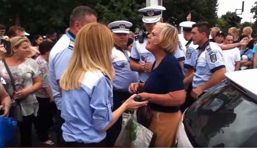 Mai mulţi poliţişti au încătuşat o femeie care a traversat neregulamentar în centrul Capitalei - VIDEO
