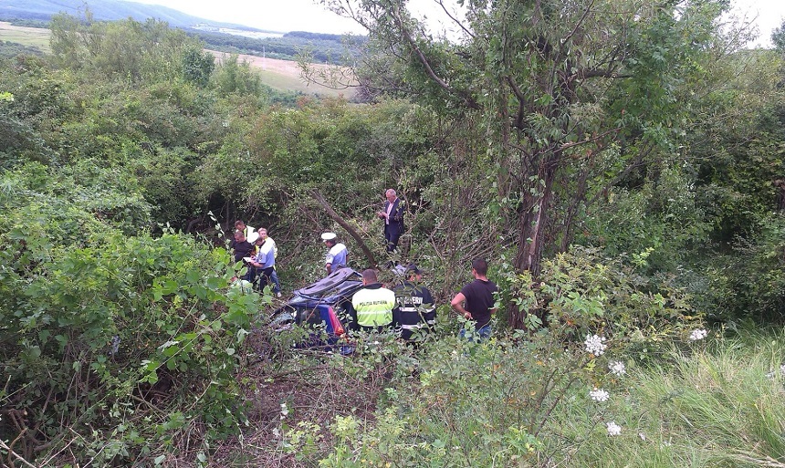Sibiu: Două persoane decedate, cel mai probabil în urma unui accident, au fost descoperite pe un câmp, lângă o maşină răsturnată - FOTO