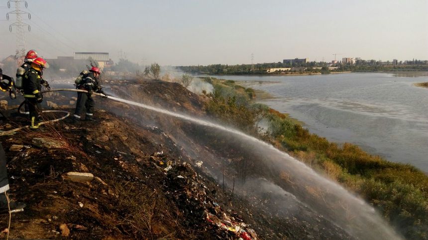 Incendiu la o locuinţă din oraşul Pantelimon izbucnit după ce, iniţial, a ars vegetaţia uscată din zonă - FOTO