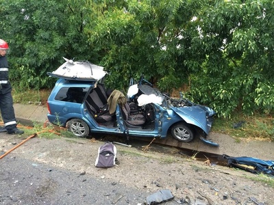 Doi morţi şi trei răniţi, după ce două maşini s-au ciocnit frontal pe un drum naţional din judeţul Vrancea