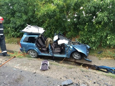Doi morţi şi trei răniţi, după ce două maşini s-au ciocnit frontal pe un drum naţional din judeţul Vrancea