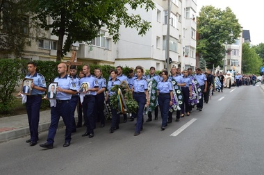 Vaslui: Poliţistul mort în accidentul de pe DN 1, înmormântat în prezenţa a sute de colegi, rude şi prieteni, inclusiv a prefectului
