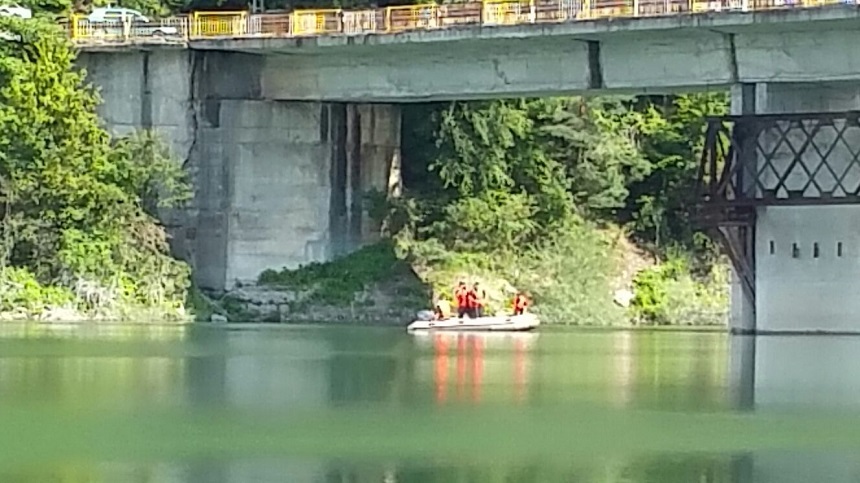 Prahova: Bărbat dispărut în apele lacului Paltinu, căutat de pompieri; în locuinţa sa a fost găsit un bilet de adio

