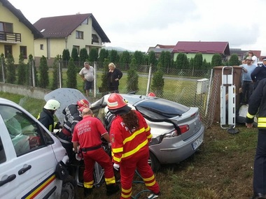 Bistriţa-Năsăud: Autospecială de poliţie care transporta un arestat, implicată într-un accident soldat cu patru răniţi