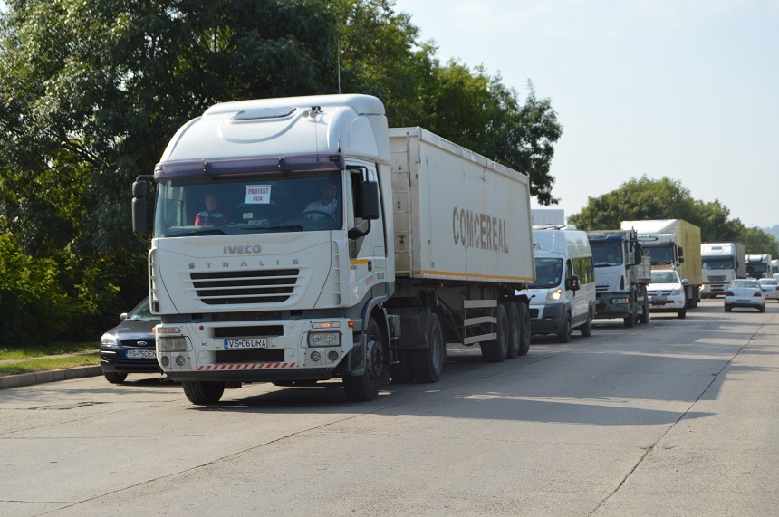 Traficul rutier din municipiul Vaslui, îngreunat din cauza unui protest la care participă peste 40 de şoferi de autobuze, TIR-uri şi microbuze