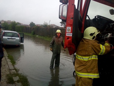 Timişoara: Două femei au fost recuperate de pompieri dintr-o maşină rămasă blocată sub un pod, din cauza unei ploi puternice - FOTO