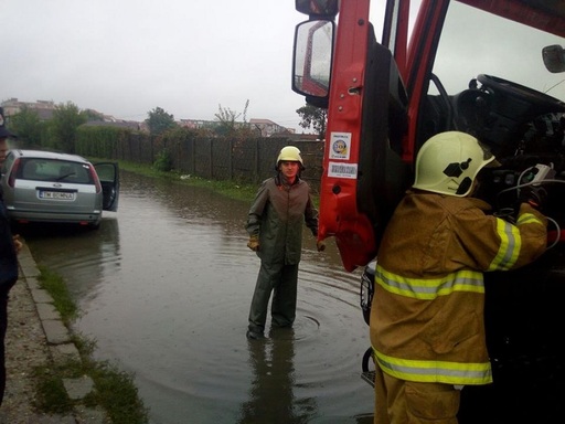 Timişoara: Două femei au fost recuperate de pompieri dintr-o maşină rămasă blocată sub un pod, din cauza unei ploi puternice - FOTO