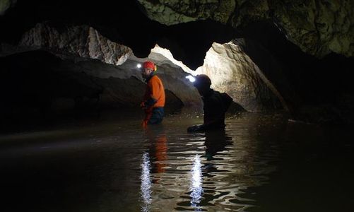 Doi speologi şi şapte turişti francezi sunt blocaţi într-o peşteră din Munţii Apuseni, din cauza unei viituri produse în urma unei ploi puternice. O operaţiune de salvare a început după aproape patru ore. UPDATE