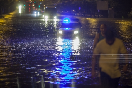 Străzi şi locuinţe inundate în Bucureşti din cauza ploii torenţiale. Un copac a căzut pe un autoturism pe bulevardul Basarabia