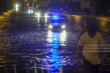 Străzi şi locuinţe inundate în Bucureşti din cauza ploii torenţiale. Un copac a căzut pe un autoturism pe bulevardul Basarabia