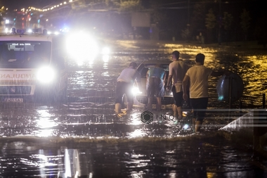 Peste 25 de case au fost inundate, mai mulţi copaci au căzut, în urma furtunii din Capitală; o schelă s-a prăbuşit peste mai multe maşini