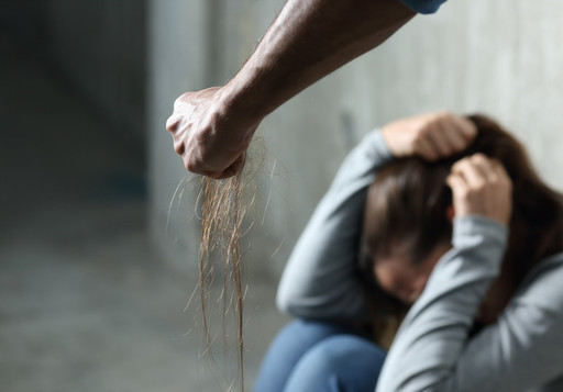 Trei bărbaţi din Argeş acuzaţi că au sechestrat şi violat o femeie cu retard psihic, reţinuţi