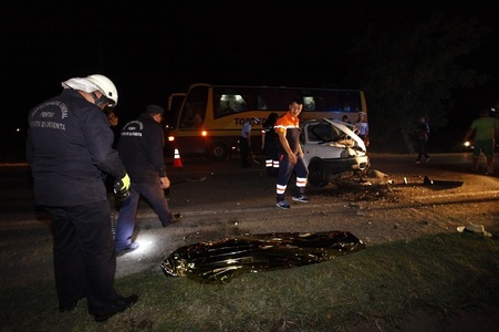 Buzău: Un mort şi doi răniţi după ce o maşină a intrat pe contrasens şi s-a ciocnit cu un autoturism care circula regulamentar