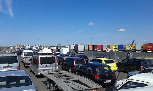 Coloane de maşini în vămile Nădlac I şi II, unde se aşteaptă chiar şi o oră şi jumătate; românii veniţi în vacanţă se întorc la lucru în străinătate