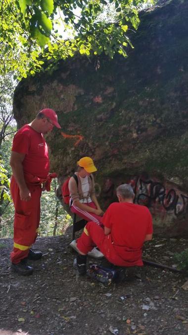 O tânără care a rămas blocată pe o stâncă a Dealului Cetăţii din Deva, recuperată de pompieri