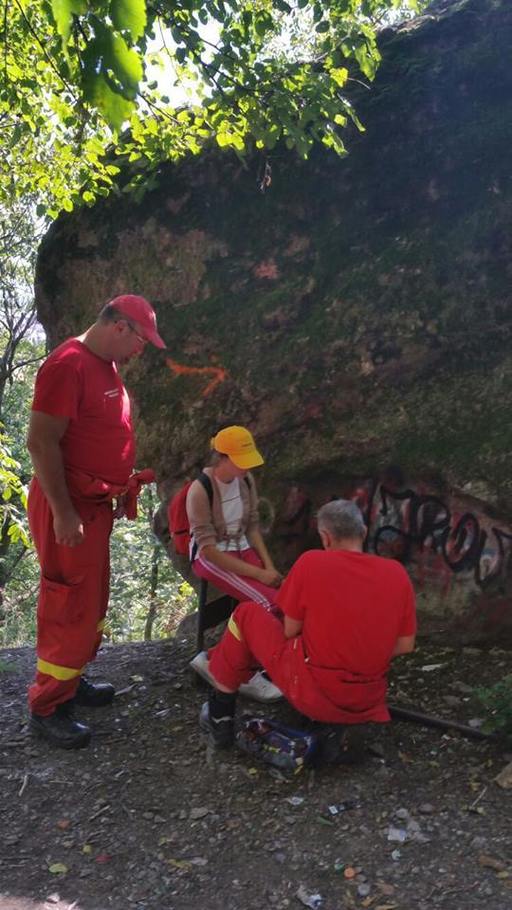 O tânără care a rămas blocată pe o stâncă a Dealului Cetăţii din Deva, recuperată de pompieri