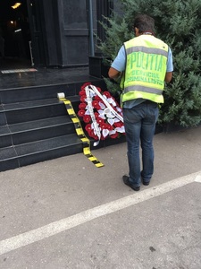 Anchetă a Poliţiei după ce patronul unui restaurant din Constanţa a primit o coroană funerară, cu mesaj de condoleanţe; apropiaţii suspectează familia unui interlop