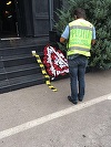 Anchetă a Poliţiei după ce patronul unui restaurant din Constanţa a primit o coroană funerară, cu mesaj de condoleanţe; apropiaţii suspectează familia unui interlop