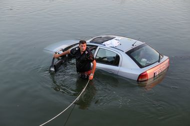 Un autoturism a plonjat în Dâmboviţa - foto