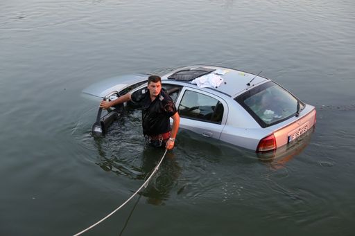 Un autoturism a plonjat în Dâmboviţa - foto