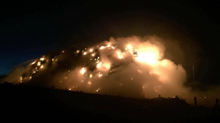Cluj: Incendiu la rampa de gunoi Pata Rât, amenajată temporar; pompierii intervin cu patru autospeciale
