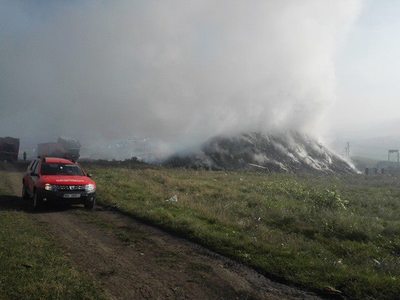 Cluj: Dosar penal în cazul incendiului de la rampa de gunoi Pata Rât; pompierii intervin de peste 12 ore pentru stingerea focului