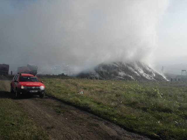 Cluj: Dosar penal în cazul incendiului de la rampa de gunoi Pata Rât; pompierii intervin de peste 12 ore pentru stingerea focului