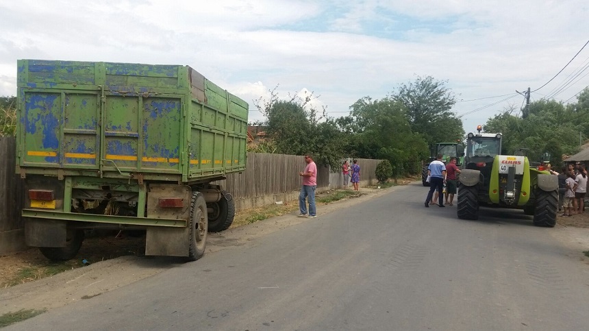 Constanţa: O fetiţă de şase ani şi fratele său mai mic, loviţi de remorca unui tractor condus de un bărbat fără permis auto