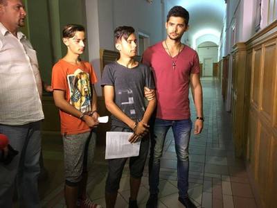 Cei doi tineri care au bătut cu pumnii şi cu picioarele un alt tânăr pe o stradă din Cluj-Napoca, arestaţi preventiv