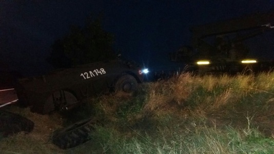 Buzău: TAB al Armatei, avariat după ce a căzut de pe platforma care îl transporta; şoferul a încercat să evite impactul cu un TIR