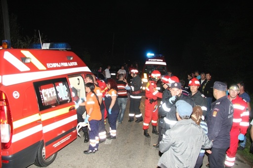 Paisprezece persoane rănite în accidentul din Argeş, transportate la spital; trei au rămas internate; pasagerii din autobuze sunt muncitori la uzinele Dacia