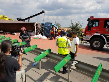 Trafic reluat pe A2, în ambele sensuri, la aproape şapte ore după accidentul în care un camion s-a răsturnat peste o maşină