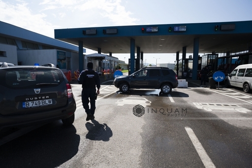 Femeie urmărită internaţional, lider al unei reţele de trafic de migranţi, prinsă în Vama Albiţa