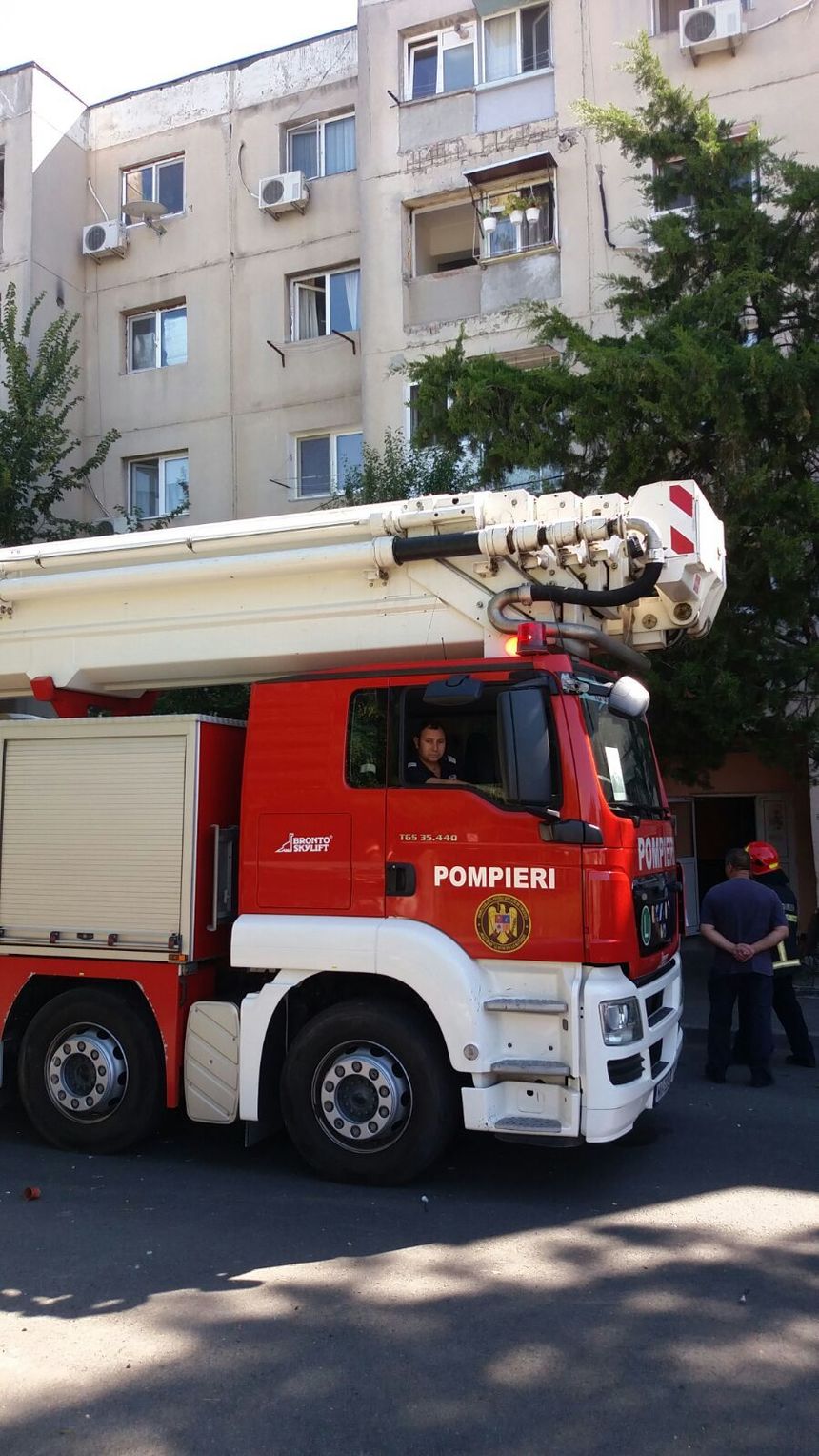 Femeie rănită într-o explozie produsă în apartamentul său din Focşani. Mai multe apartamente au fost afectate