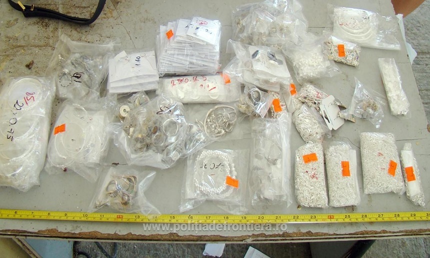 Poliţiştii de frontieră din Giurgiu au descoperit peste două kilograme de bijuterii din argint ascunse într-un autoturism