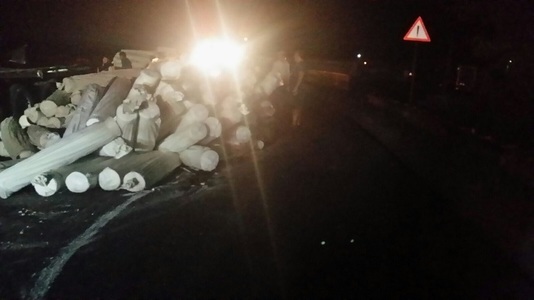 Vâlcea: Trafic blocat timp de o oră pe Valea Oltului în urma unui accident în care au fost implicate trei TIR-uri